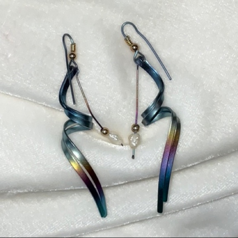 Unsigned Lightweight Multi Colored Metal Wire Ear… - image 1